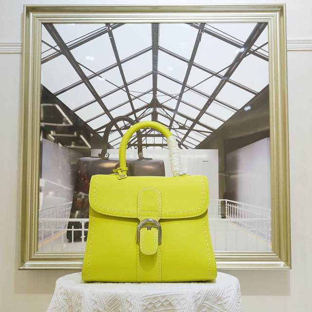 外缝线清新茴香绿中号 德尔沃始于1829年 比利时奢华皮具世家Delvaux 经典Brillant 包袋！选用RodéO Calf粒纹小牛皮，标志性的 D 形.