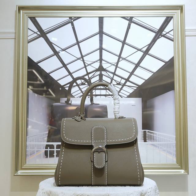 外缝线大象灰中号 德尔沃始于1829年 比利时奢华皮具世家Delvaux 经典Brillant 包袋!选用RodéO Calf粒纹小牛皮,标志性的 D 形.马蹄 外缝线大象灰中号 德尔沃始于1829年 比利时奢华皮具世家Delvaux 经典Brillant 包袋!选用RodéO Calf粒纹小牛皮,标志性的 D 形.马蹄