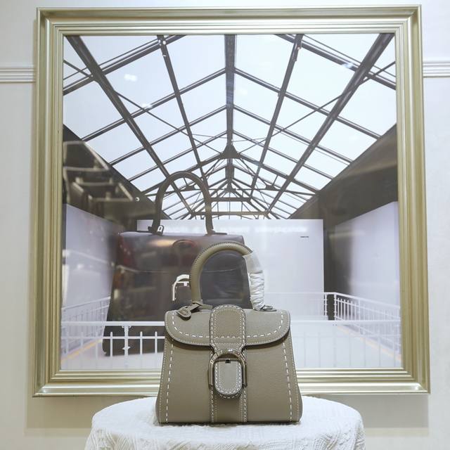 外缝线奶灰色迷你小号 德尔沃始于1829年 比利时奢华皮具世家Delvaux 经典Brillant 包袋!选用RodéO Calf粒纹小牛皮,标志性的 D 形. 外缝线奶灰色迷你小号 德尔沃始于1829年 比利时奢华皮具世家Delvaux 经典Brillant 包袋!选用RodéO Calf粒纹小牛皮,标志性的 D 形.