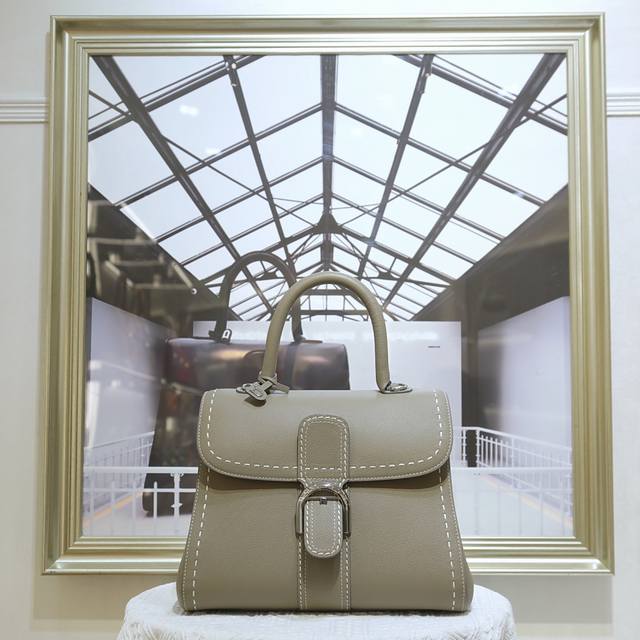 外缝线奶灰色中号 德尔沃始于1829年 比利时奢华皮具世家Delvaux 经典Brillant 包袋!选用RodéO Calf粒纹小牛皮,标志性的 D 形.马蹄 外缝线奶灰色中号 德尔沃始于1829年 比利时奢华皮具世家Delvaux 经典Brillant 包袋!选用RodéO Calf粒纹小牛皮,标志性的 D 形.马蹄