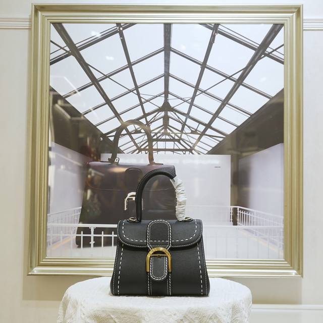 外缝线黑色迷你小号 德尔沃始于1829年 比利时奢华皮具世家Delvaux 经典Brillant 包袋!选用RodéO Calf粒纹小牛皮,标志性的 D 形.马 外缝线黑色迷你小号 德尔沃始于1829年 比利时奢华皮具世家Delvaux 经典Brillant 包袋!选用RodéO Calf粒纹小牛皮,标志性的 D 形.马