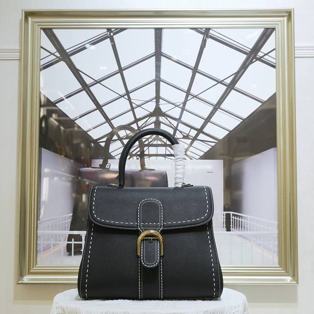 外缝线黑色中号 德尔沃始于1829年 比利时奢华皮具世家Delvaux 经典Brillant 包袋！选用RodéO Calf粒纹小牛皮，标志性的 D 形.马蹄饰