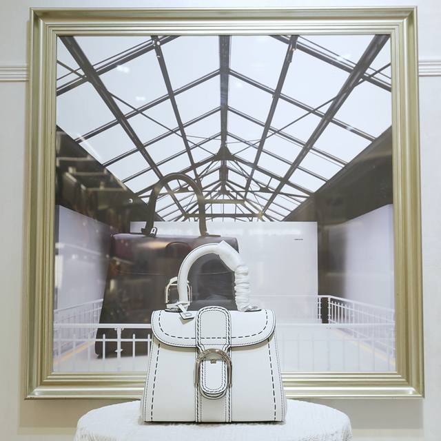 外缝线象牙白迷你小号 德尔沃始于1829年 比利时奢华皮具世家Delvaux 经典Brillant 包袋!选用RodéO Calf粒纹小牛皮,标志性的 D 形. 外缝线象牙白迷你小号 德尔沃始于1829年 比利时奢华皮具世家Delvaux 经典Brillant 包袋!选用RodéO Calf粒纹小牛皮,标志性的 D 形.