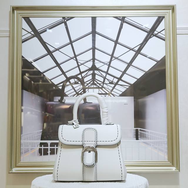 外缝线象牙白Pm新尺寸 德尔沃始于1829年 比利时奢华皮具世家Delvaux 经典Brillant 包袋！选用RodéO Calf粒纹小牛皮，标志性的 D 形