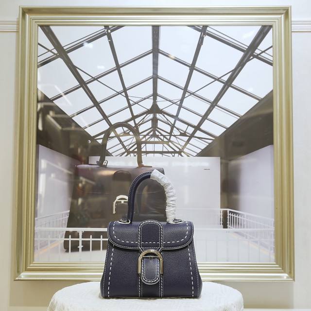 外缝线靛蓝色迷你小号 德尔沃始于1829年 比利时奢华皮具世家Delvaux 经典Brillant 包袋！选用RodéO Calf粒纹小牛皮，标志性的 D 形.