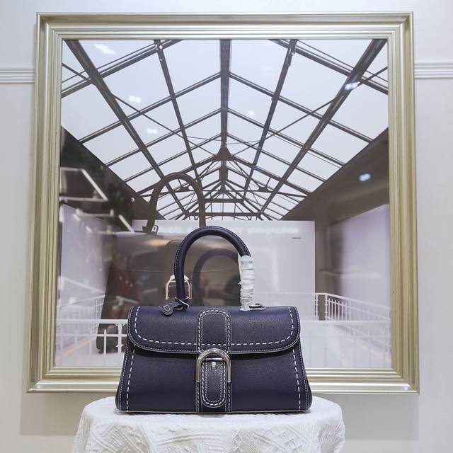 外缝线靛蓝色Ew横版 德尔沃始于1829年 比利时奢华皮具世家Delvaux 经典Brillant 包袋！选用RodéO Calf粒纹小牛皮，标志性的 D 形.