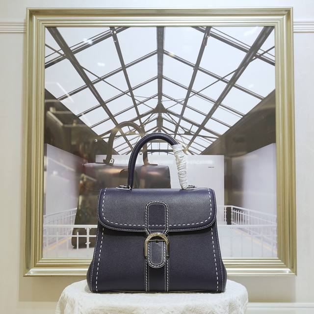 外缝线靛蓝色中号 德尔沃始于1829年 比利时奢华皮具世家Delvaux 经典Brillant 包袋！选用RodéO Calf粒纹小牛皮，标志性的 D 形.马蹄