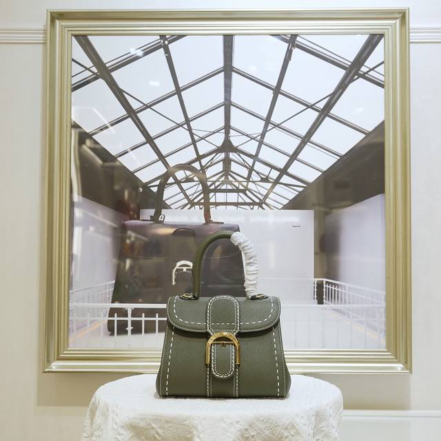 外缝线卡其绿迷你小号 德尔沃始于1829年 比利时奢华皮具世家Delvaux 经典Brillant 包袋！选用RodéO Calf粒纹小牛皮，标志性的 D 形.