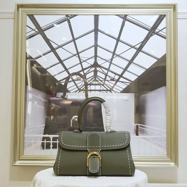 外缝线卡其绿横版Ew 德尔沃始于1829年 比利时奢华皮具世家Delvaux 经典Brillant 包袋！选用RodéO Calf粒纹小牛皮，标志性的 D 形.