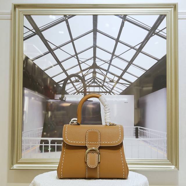 外缝线焦糖色Pm 新尺寸 德尔沃始于1829年 比利时奢华皮具世家Delvaux 经典Brillant 包袋！选用RodéO Calf粒纹小牛皮，标志性的 D