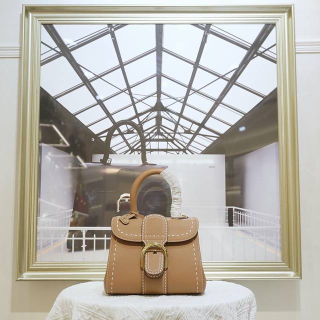 外缝线温柔奶茶色迷你小号 德尔沃始于1829年 比利时奢华皮具世家Delvaux 经典Brillant 包袋！选用RodéO Calf粒纹小牛皮，标志性的 D