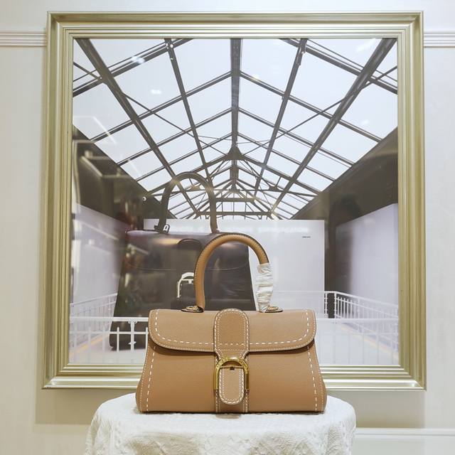 外缝线温柔奶茶色横版Ew 德尔沃始于1829年 比利时奢华皮具世家Delvaux 经典Brillant 包袋!选用RodéO Calf粒纹小牛皮,标志性的 D 外缝线温柔奶茶色横版Ew 德尔沃始于1829年 比利时奢华皮具世家Delvaux 经典Brillant 包袋!选用RodéO Calf粒纹小牛皮,标志性的 D