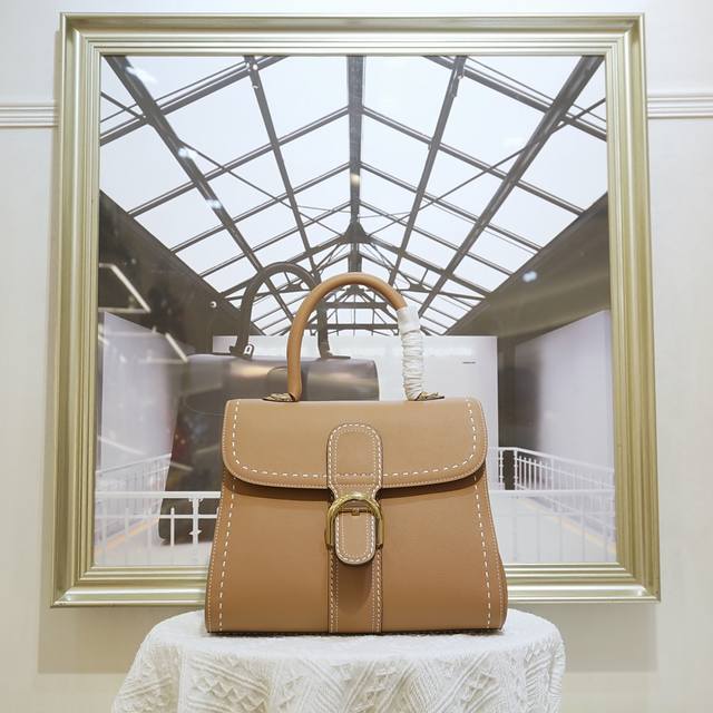 外缝线温柔奶茶色中号 德尔沃始于1829年 比利时奢华皮具世家Delvaux 经典Brillant 包袋！选用RodéO Calf粒纹小牛皮，标志性的 D 形.