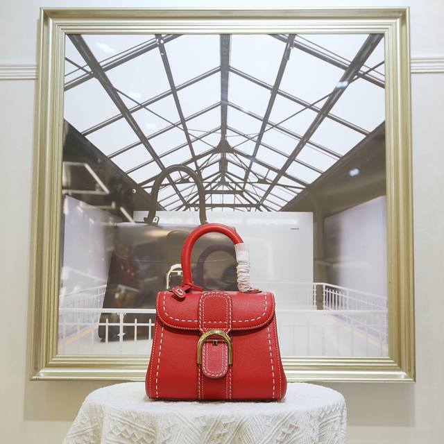 外缝线中国红迷你小号 德尔沃始于1829年 比利时奢华皮具世家Delvaux 经典Brillant 包袋!选用RodéO Calf粒纹小牛皮,标志性的 D 形. 外缝线中国红迷你小号 德尔沃始于1829年 比利时奢华皮具世家Delvaux 经典Brillant 包袋!选用RodéO Calf粒纹小牛皮,标志性的 D 形.