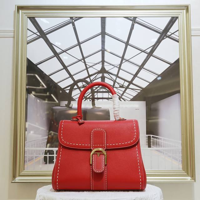 外缝线中国红中号 德尔沃始于1829年 比利时奢华皮具世家Delvaux 经典Brillant 包袋！选用RodéO Calf粒纹小牛皮，标志性的 D 形.马蹄