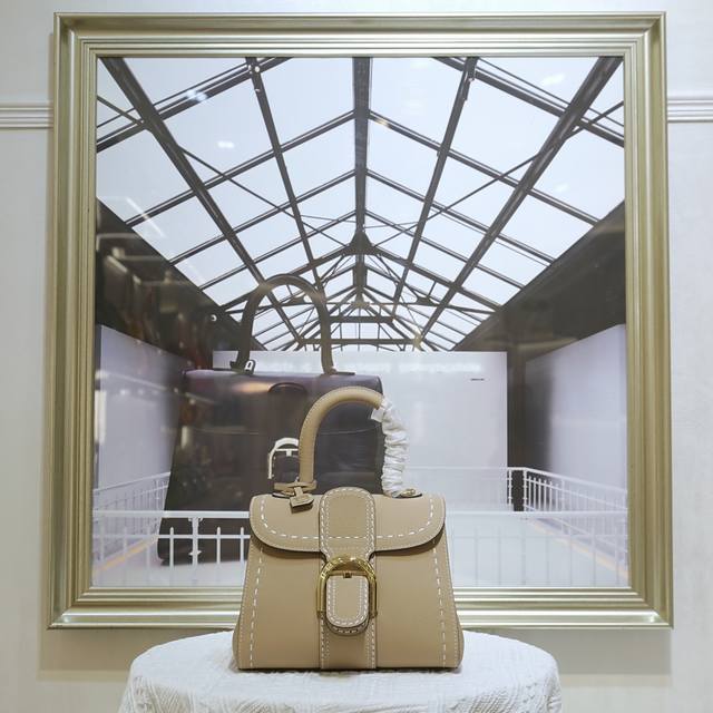 外缝线沙色Sand 迷你小号 德尔沃始于1829年 比利时奢华皮具世家Delvaux 经典Brillant 包袋!选用RodéO Calf粒纹小牛皮,标志性的 外缝线沙色Sand 迷你小号 德尔沃始于1829年 比利时奢华皮具世家Delvaux 经典Brillant 包袋!选用RodéO Calf粒纹小牛皮,标志性的