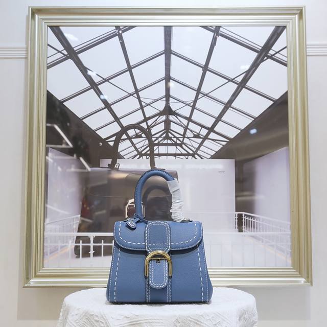 外缝线孔雀蓝迷你小号 德尔沃始于1829年 比利时奢华皮具世家Delvaux 经典Brillant 包袋！选用RodéO Calf粒纹小牛皮，标志性的 D 形.