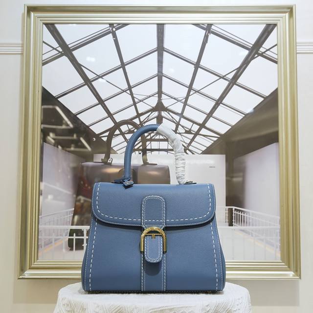 外缝线孔雀蓝中号 德尔沃始于1829年 比利时奢华皮具世家Delvaux 经典Brillant 包袋！选用RodéO Calf粒纹小牛皮，标志性的 D 形.马蹄