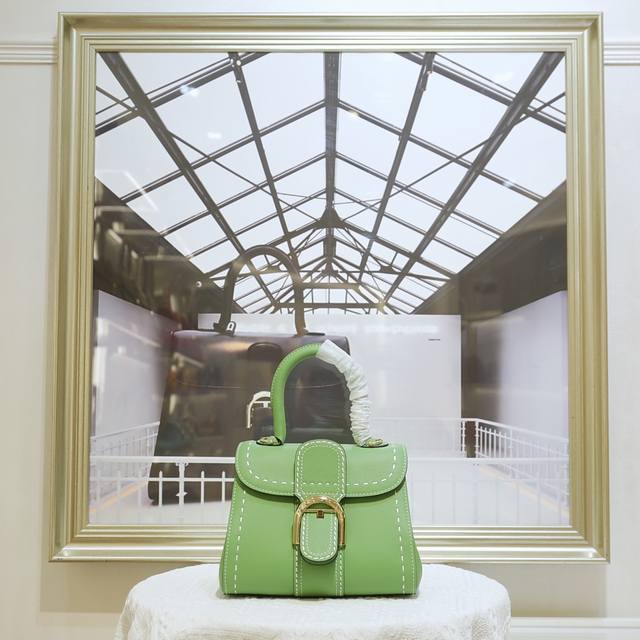 外缝线果绿色迷你小号 德尔沃始于1829年 比利时奢华皮具世家Delvaux 经典Brillant 包袋!选用RodéO Calf粒纹小牛皮,标志性的 D 形. 外缝线果绿色迷你小号 德尔沃始于1829年 比利时奢华皮具世家Delvaux 经典Brillant 包袋!选用RodéO Calf粒纹小牛皮,标志性的 D 形.