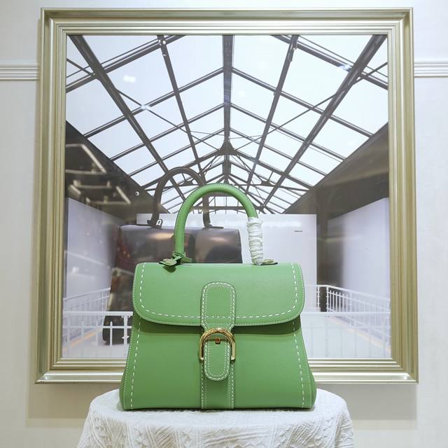 外缝线果绿色中号 德尔沃始于1829年 比利时奢华皮具世家Delvaux 经典Brillant 包袋！选用RodéO Calf粒纹小牛皮，标志性的 D 形.马蹄