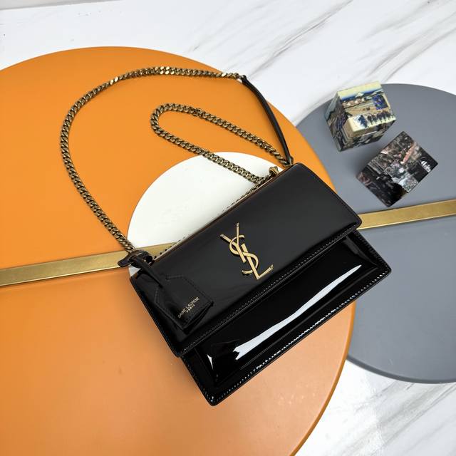 黑色漆皮 古金 #经典款贵气亮面漆皮Sunset日落包 原厂皮版本!喜欢漆皮亮面包包的小伙伴不能错过的一款!高品质 正品皮,正品开模五金,追求每一个每一个细节, 黑色漆皮 古金 #经典款贵气亮面漆皮Sunset日落包 原厂皮版本!喜欢漆皮亮面包包的小伙伴不能错过的一款!高品质 正品皮,正品开模五金,追求每一个每一个细节,