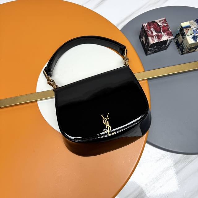 漆皮 古金 原厂皮、精品专供 新款 Voltaire 腋下 马鞍包~乃是时尚界的璀璨新星！这款包将腋下包的时尚与马鞍包的独特形体完美融合，呈现出别具一格的魅力。