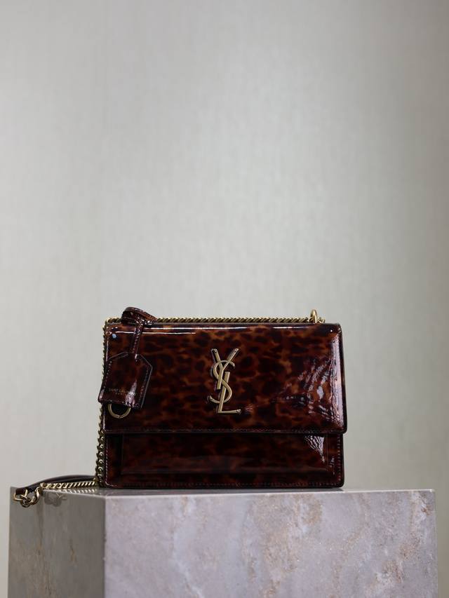 豹纹漆皮配金扣 Sunset 22Cm_ 无敌经典款Sunset日落包!出了这么长时间热度依然不减,可见它受人喜欢的程度非同一般!高品质意大利进口牛皮,Zp开模 豹纹漆皮配金扣 Sunset 22Cm_ 无敌经典款Sunset日落包!出了这么长时间热度依然不减,可见它受人喜欢的程度非同一般!高品质意大利进口牛皮,Zp开模