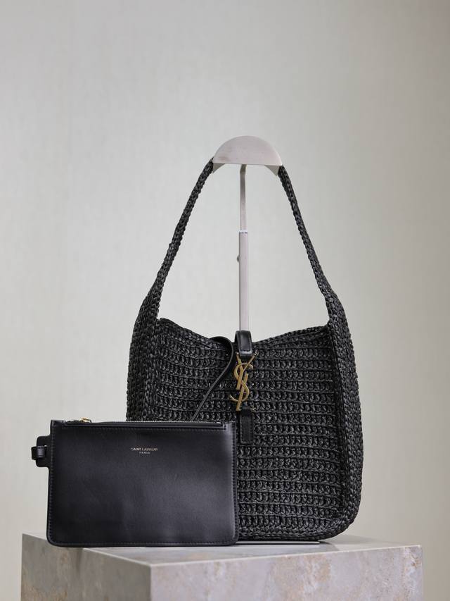 le 5A7 编织腋下包_ 全新推出一款腋下包 纯手工编织设计 有着高颜值的帅气酷飒风 拉菲草质感满满 内设有拉链袋 日常穿搭轻松驾驭出门旅行非常实用舒适 简约 le 5A7 编织腋下包_ 全新推出一款腋下包 纯手工编织设计 有着高颜值的帅气酷飒风 拉菲草质感满满 内设有拉链袋 日常穿搭轻松驾驭出门旅行非常实用舒适 简约