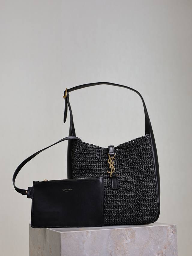 le 5A7 编织腋下包_ 全新推出一款腋下包 纯手工编织设计 有着高颜值的帅气酷飒风 拉菲草质感满满 内设有拉链袋 日常穿搭轻松驾驭出门旅行非常实用舒适 简约