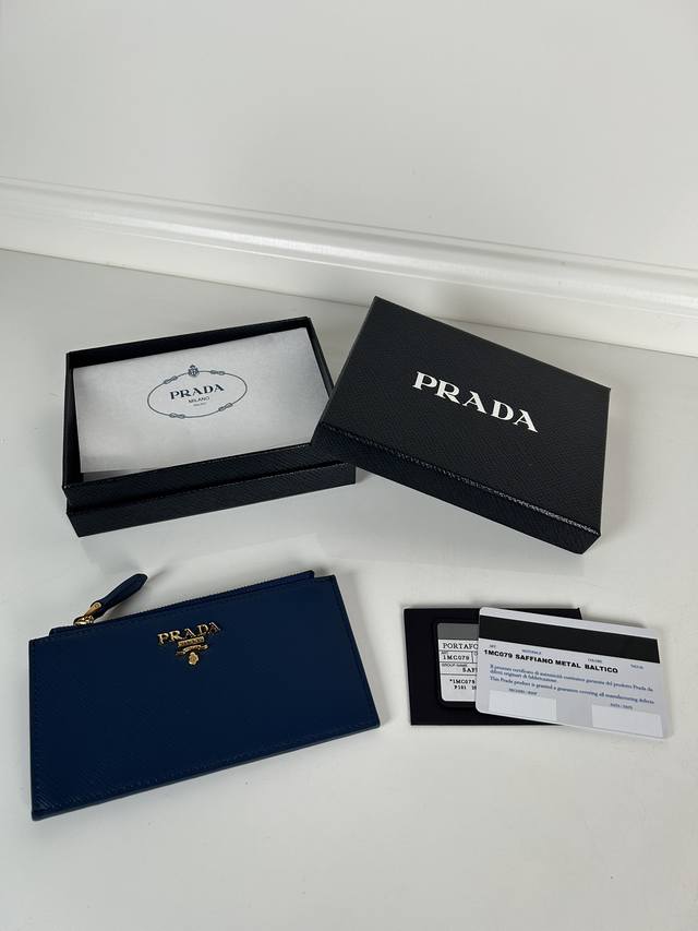 p家十字纹卡包，型号：1Mc079,男女通用款，6个卡位超大容量，1个皮革拉链袋，8Cm*15Cm,175钢印