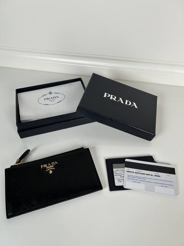 p家十字纹卡包，型号：1Mc079,男女通用款，6个卡位超大容量，1个皮革拉链袋，8Cm*15Cm,175钢印