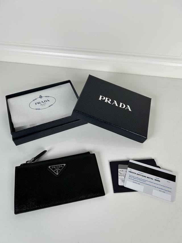 p家十字纹卡包,型号:1Mc079,男女通用款,6个卡位超大容量,1个皮革拉链袋,8Cm*15Cm,175钢印 p家十字纹卡包,型号:1Mc079,男女通用款,6个卡位超大容量,1个皮革拉链袋,8Cm*15Cm,175钢印