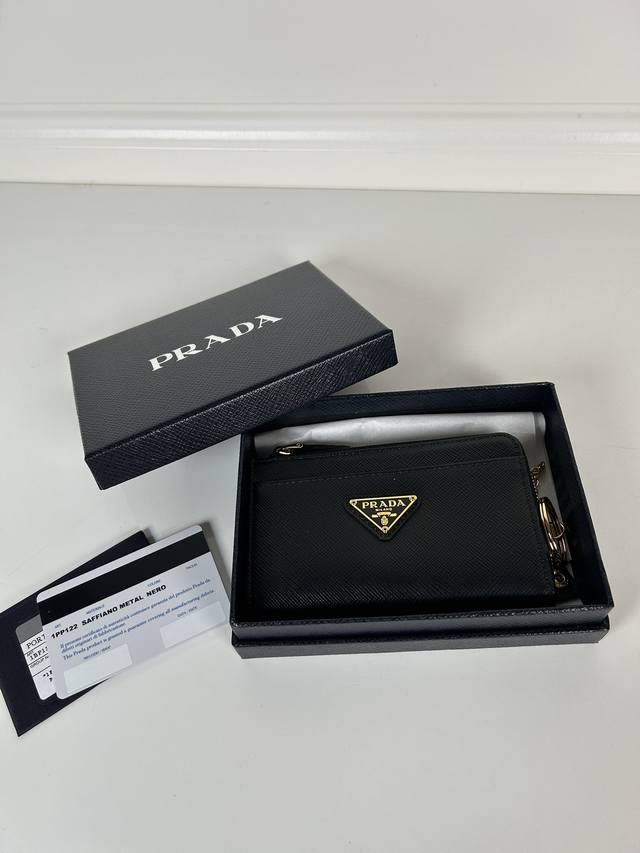 p家十字纹钥匙包 车钥匙包 ，型号:1P ，男女通用款，元单品质，进口十字纹牛皮制作，尺寸8.5×13Cm，正面卡袋1个，背面拉链袋1个，内部口袋可放卡可放，时