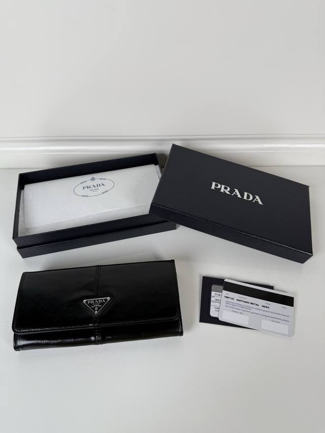 p家女士翻盖皮夹，型号1Mh132，黑色，进口油腊牛皮制作，原单品质，尺寸18.7X9.5Cm，实物拍摄，所见即所得