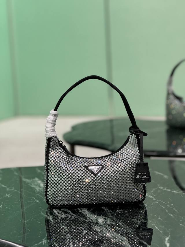 hobo满钻腋下包 Hobo系列 新款闪钻 最美最闪的水钻Hobo进口钻网,亮闪闪的外表~越夜越闪Blingbling的效果非常吸睛 回头率特高拿到哪里都会被人 hobo满钻腋下包 Hobo系列 新款闪钻 最美最闪的水钻Hobo进口钻网,亮闪闪的外表~越夜越闪Blingbling的效果非常吸睛 回头率特高拿到哪里都会被人