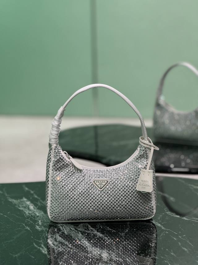 hobo满钻腋下包 Hobo系列 新款闪钻 最美最闪的水钻Hobo进口钻网，亮闪闪的外表~越夜越闪Blingbling的效果非常吸睛 回头率特高拿到哪里都会被人