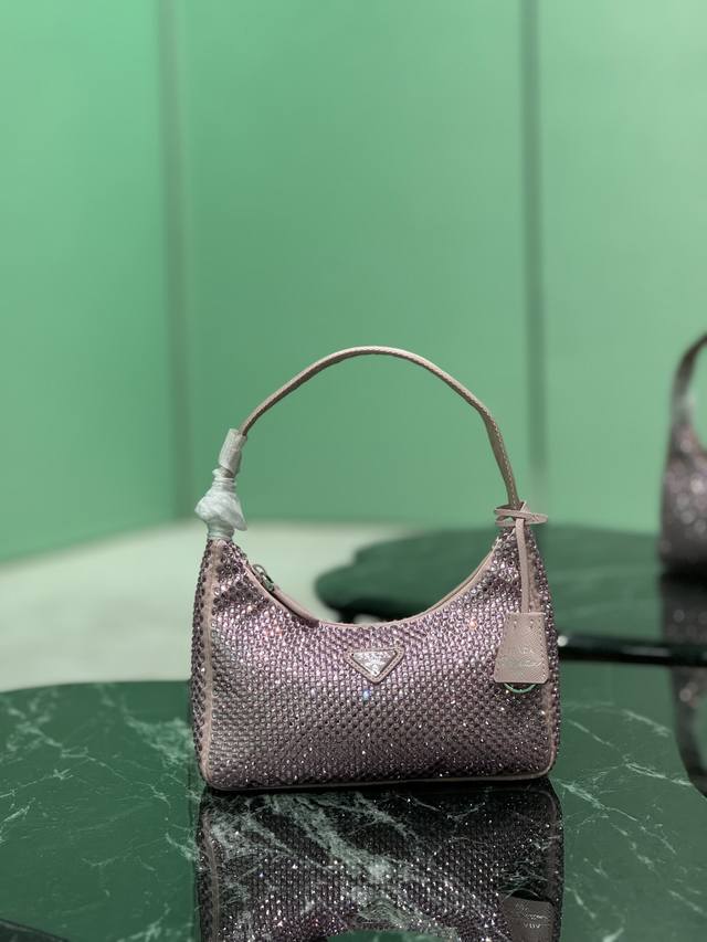 hobo满钻腋下包 Hobo系列 新款闪钻 最美最闪的水钻Hobo进口钻网，亮闪闪的外表~越夜越闪Blingbling的效果非常吸睛 回头率特高拿到哪里都会被人