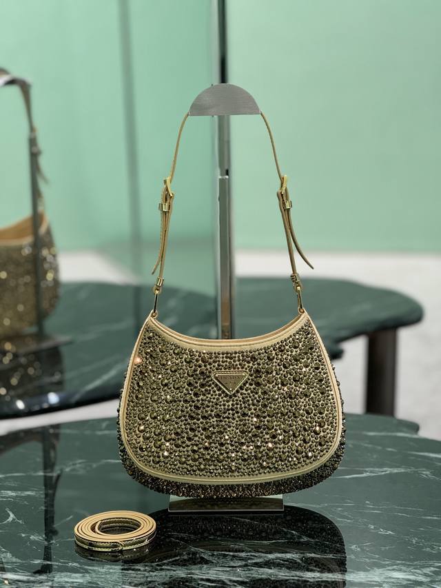 满天星腋下包 这款Cleo 缎面手袋覆满大小各异的闪耀进口水晶，可调式两条交换牛皮肩带，便于肩背 斜跨设计，焕发精致魅力。复古的弧形廓形别出心裁。显得这款满天星