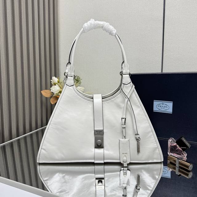 顶级原单 新品大号1Bg570春夏最新走秀款 几何线条与精致匠心细节，是这款柔美体量手袋的亮点所在。梯形廓形配以纤长手提柄，亦可作为单肩包轻松肩背。竖向锁扣的设