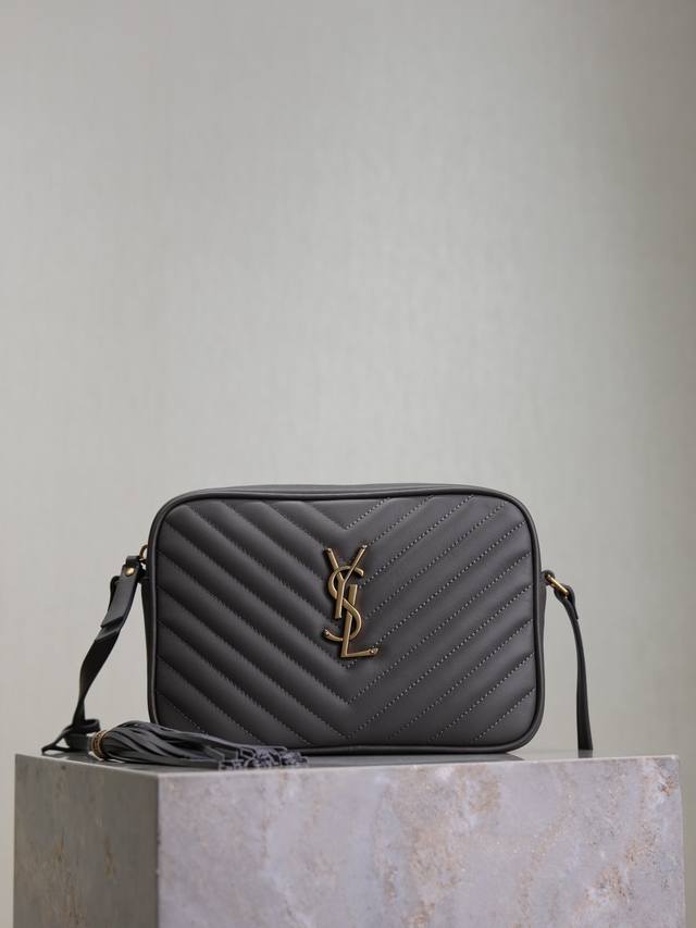 灰色 新版本 Lou相机包_顶级进口意大利牛皮相机包，香港购入Zp开模打版，做到一模一样！非常精致！可调节式肩带搭配时尚流苏吊坠！百分百小牛皮，罗缎衬里！包内有