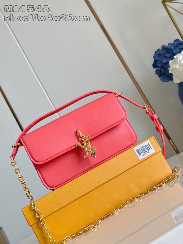 m14548粉 本款 Wallet On Chain 手袋出自路易威登 Lv Bloom 系列,以牛皮革裁出时髦且实用的构型。灵感源自品牌经典 Monogram m14548粉 本款 Wallet On Chain 手袋出自路易威登 Lv Bloom 系列,以牛皮革裁出时髦且实用的构型。灵感源自品牌经典 Monogram