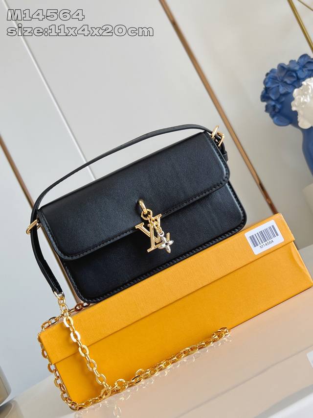 m14564黑 本款 Wallet On Chain 手袋出自路易威登 Lv Bloom 系列，以牛皮革裁出时髦且实用的构型。灵感源自品牌经典 Monogram