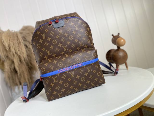 顶级原单 M43849 Apollo 双肩包M43849热力四射的夏威夷风情，出自男装艺术总监Kim Jones之手的新版Apollo双肩包，脱胎自经典Mono