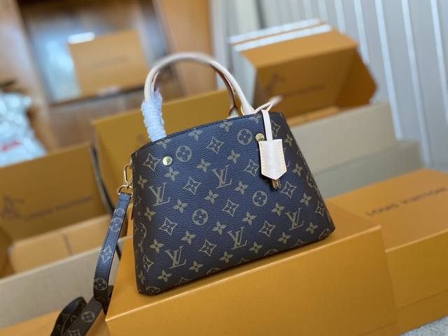 顶级原单 M41055 支持Nxp芯片感应 动态芯片本款 Montaigne Bb 手袋以巴黎的一条优雅的街道命名，外形时尚，功能多样。由 Monogram 帆