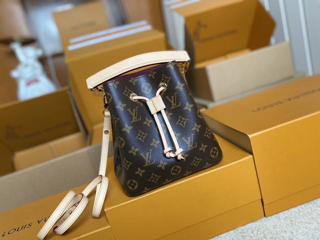 顶级原单 M46581加入天然皮革材质装饰的单色帆布材质的Neono Bb。将House的标志性的Neono Evercuit包以小的大小重新诠释的设计。可以携