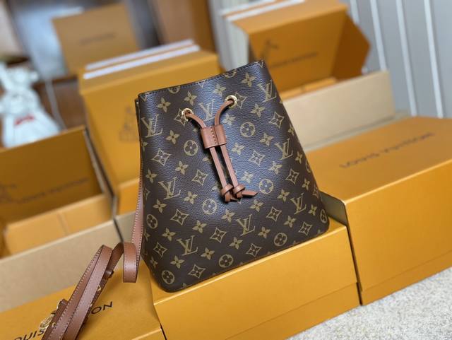 顶级原单 M44020 黑色 M44022 粉M44021 红色 M44887 棕色 加斯顿-路易威登于 1932 年专为承运香槟酒设计的酒袋邂逅当代潮流，化身