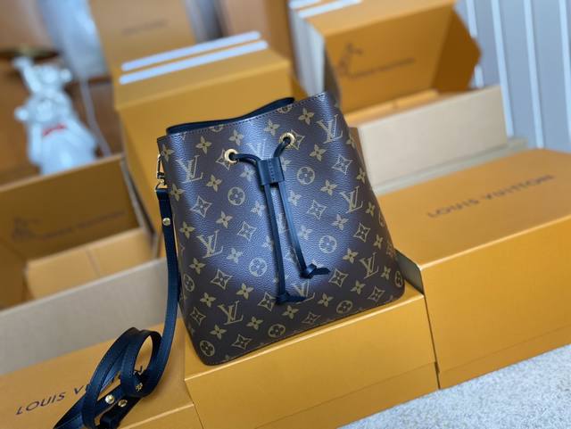 顶级原单 M44020 黑色 M44022 粉M44021 红色 M44887 棕色 加斯顿-路易威登于 1932 年专为承运香槟酒设计的酒袋邂逅当代潮流，化身