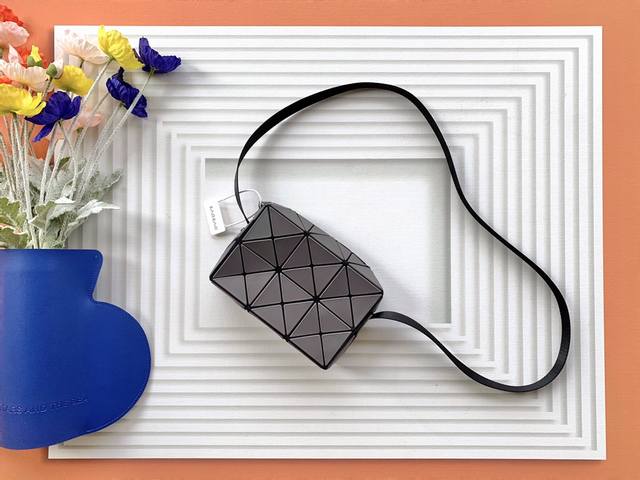 价 。 最高版本原厂皮顶级原单配专柜全套包装 Issey Miyake Bao Bao 尺寸:17Cm11.5Cm6Cm 三宅一生热销款丘比特盒子小包，简约大气