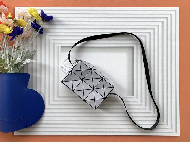 价 。 最高版本原厂皮顶级原单配专柜全套包装 Issey Miyake Bao Bao 尺寸:17Cm11.5Cm6Cm 三宅一生热销款丘比特盒子小包,简约大气 价 。 最高版本原厂皮顶级原单配专柜全套包装 Issey Miyake Bao Bao 尺寸:17Cm11.5Cm6Cm 三宅一生热销款丘比特盒子小包,简约大气