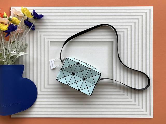 厂价 。 最高版本原厂皮顶级原单配专柜全套包装 Issey Miyake Bao Bao 尺寸:17Cm11.5Cm6Cm 三宅一生热销款丘比特盒子小包，简约大